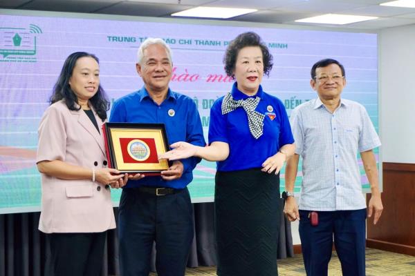 BAN LIÊN LẠC CỰU CÁN BỘ ĐOÀN TNVN PHÍA NAM LÀM VIỆC VỚI TRUNG TÂM BÁO CHÍ THÀNH PHỐ