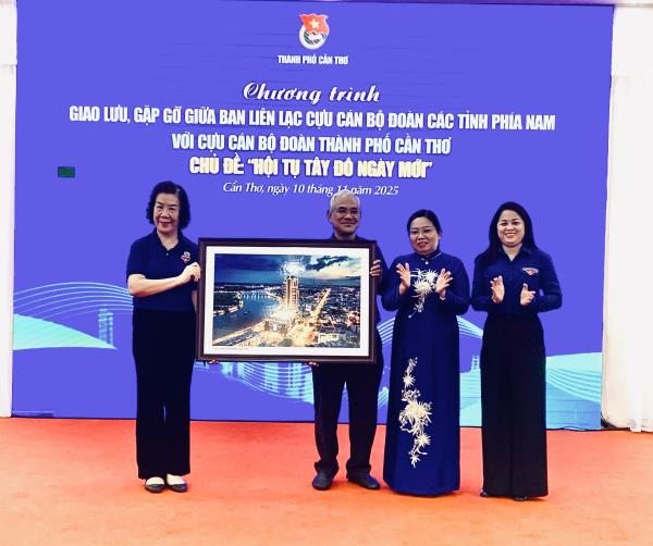 CỰU CÁN BỘ ĐOÀN PHÍA NAM BƯỚC TIẾP HÀNH TRÌNH “HỘI NGỘ TÂY ĐÔ NGÀY MỚI”.