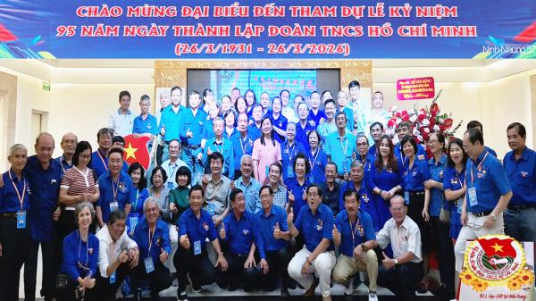 ĐÊM HỘI NGỘ CỰU CÁN BỘ ĐOÀN TỈNH KHÁNH HÒA TRAO TẶNG KỶ NIỆM CHƯƠNG  “VÌ THẾ HỆ TRẺ” VÀ DẤU ẤN HỢP NHẤT 30 NĂM .