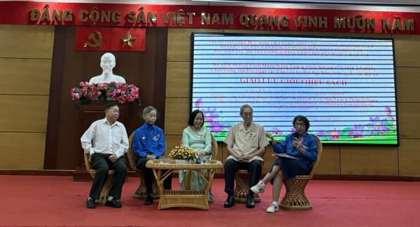 TOẠ ĐÀM GIAO LƯU GIỚI THIỆU SÁCH CỦA CỰU CÁN BỘ ĐOÀN “ CÒN SỐNG CÒN CHIẾN  ĐẤU “