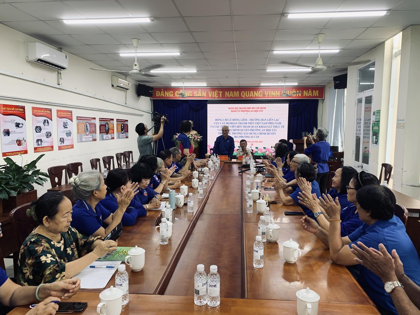 BAN LIÊN LẠC CỰU CÁN BỘ ĐOÀN PHÍA NAM KHẢO SÁT VIỆC VẬN HÀNH CHÍNH QUYỀN 2 CẤP TẠI PHƯỜNG AN HỘI TÂY. BAN LIÊN LẠC CỰU CÁN BỘ ĐOÀN PHÍA NAM KHẢO SÁT VIỆC VẬN HÀNH CHÍNH QUYỀN 2 CẤP TẠI PHƯỜNG AN HỘI TÂY.