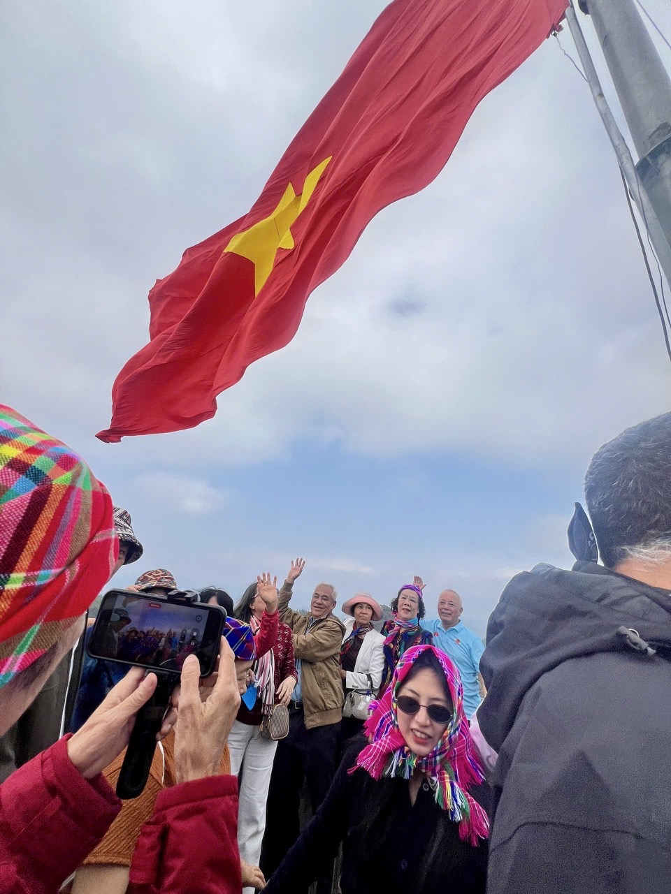 TẠI CỘT CỜ LŨNG CÚ CHÚNG TÔI THẤY THẬT TỰ HÀO LÀ NGƯỜI VIỆT NAM