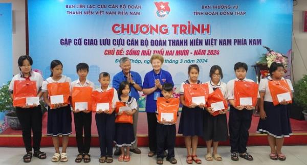 Ban Liên lạc Cựu cán bộ Đoàn Thanh niên Việt Nam phía Nam tặng quà cho học sinh Đồng Tháp.