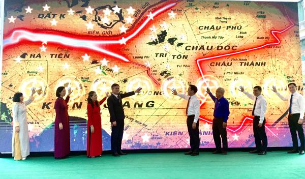 KHAI MẠC TRƯNG BÀY “ TUỔI THANH XUÂN TỪ ĐƯỜNG TRƯỜNG SƠN ĐẾN ĐƯỜNG 1C HUYỀN THOẠI “